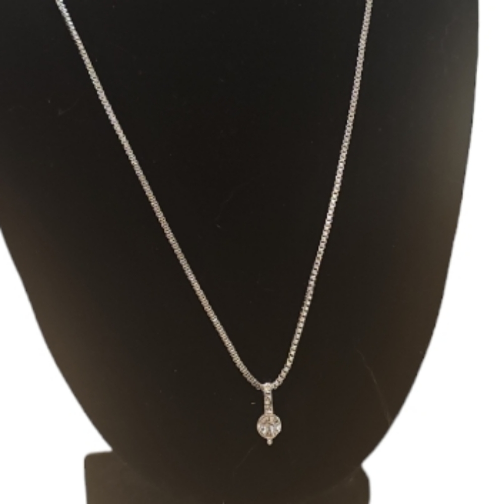 Lab Created Diamond Round Solitare Pendand Halo Necklace. - Picture 4 of 4